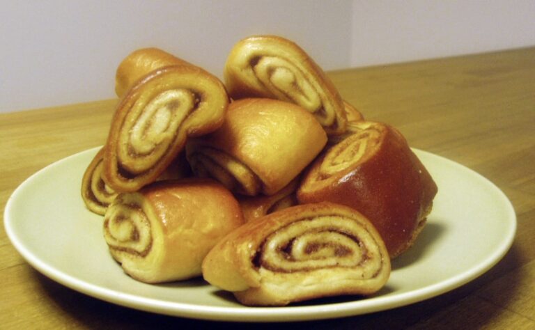 Täydellinen isänpäiväjälkkäri syntyy, kun ostat korvapuusteja ja teet niille tämän Täydellinen isänpäiväjälkkäri syntyy, kun ostat korvapuusteja ja teet niille tämän