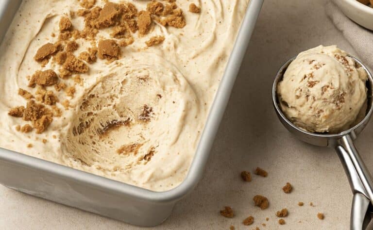 Tämä piparijäätelö on niin hyvää, että sitä kannattaa tehdä heti tupla-annos