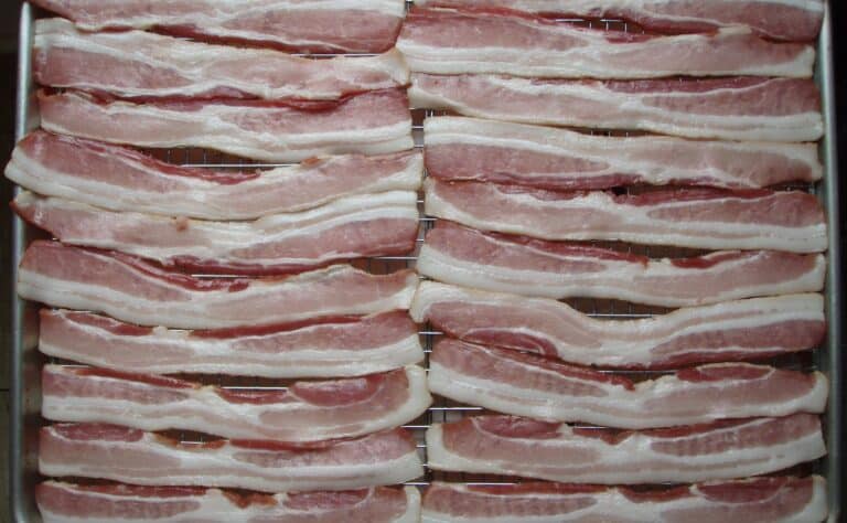 Tämän vuoksi raaka pekoni kannattaa pakastaa ennen käsittelyä