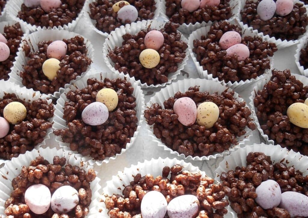 Klassikkoherkku syntyy riisimuroista ja suklaasta – maistuu niin lapsille kuin aikuisille