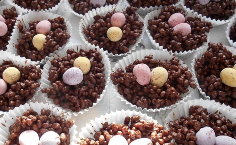 Klassikkoherkku syntyy riisimuroista ja suklaasta – maistuu niin lapsille kuin aikuisille