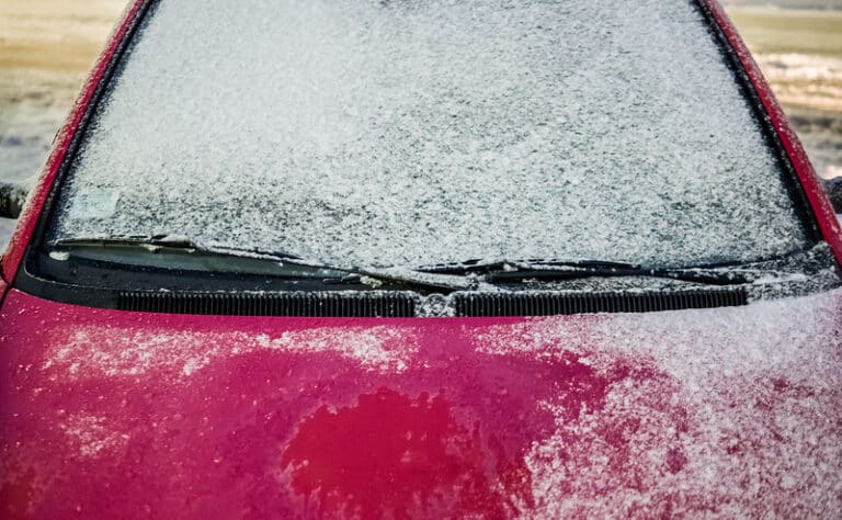 Isoäiti suihkuttaa iltaisin etikkaa autonsa ikkunoihin - syy on nerokas Isoäiti suihkuttaa iltaisin etikkaa autonsa ikkunoihin – syy on nerokas