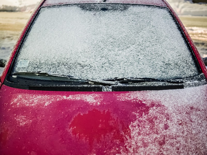 Isoäiti suihkuttaa iltaisin etikkaa autonsa ikkunoihin – syy on nerokas