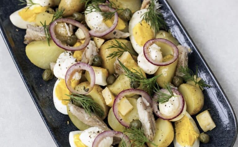 Tästä perunasalaatista tulee niin hyvää, että tee kerralla suuri satsi