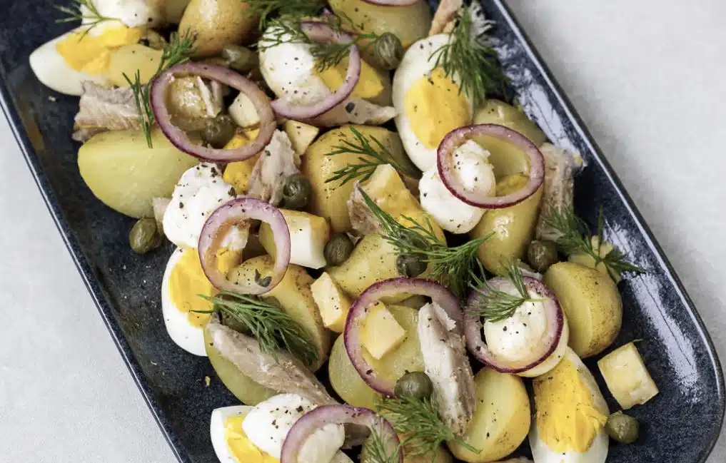 Tästä perunasalaatista tulee niin hyvää, että tee kerralla suuri satsi