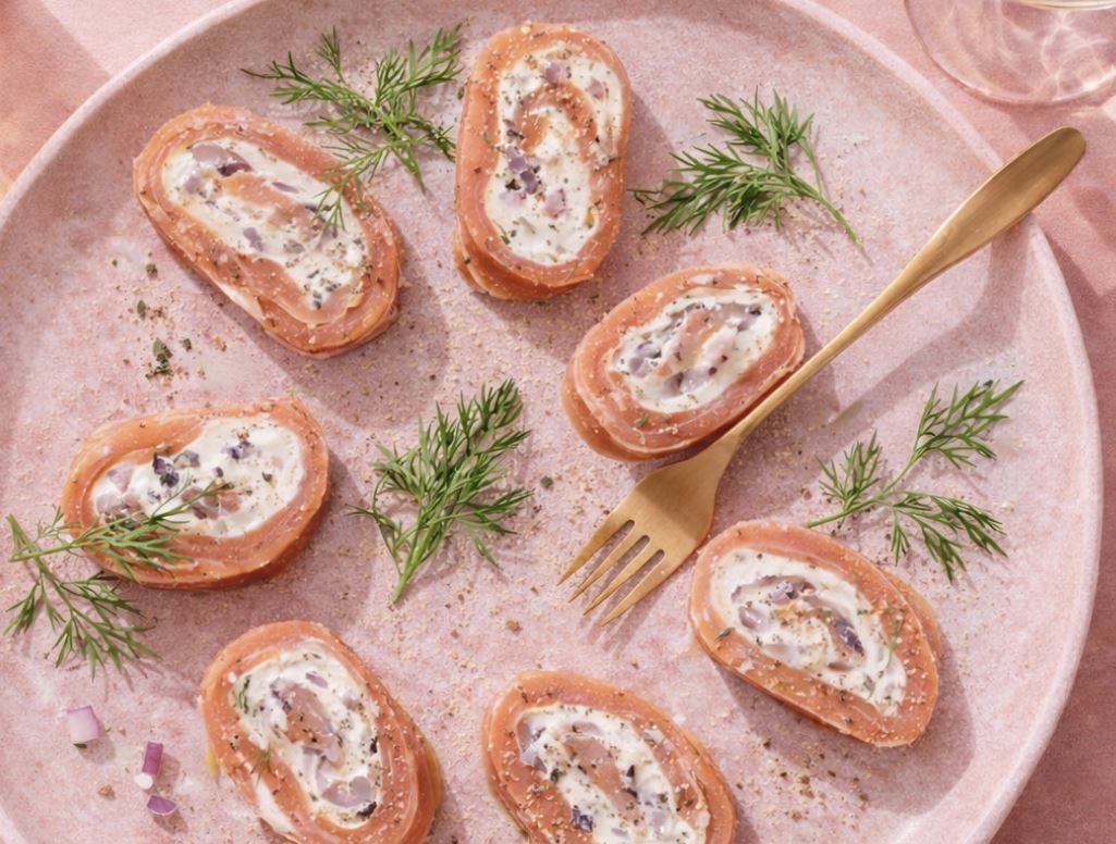 Tee kylmäsavulohesta ohut levy ja lisää päälle täytteet - saat täydellisen rullan Tee kylmäsavulohesta ohut levy ja lisää päälle täytteet – saat täydellisen rullan