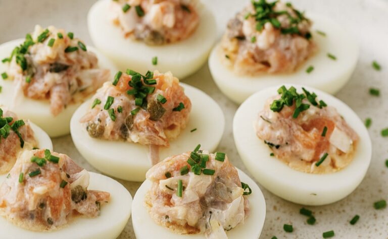 Isoäitini valmisti aina tätä kananmunaherkkua juhlapöytään - niin hyvää! Isoäitini valmisti aina tätä kananmunaherkkua juhlapöytään – niin hyvää!