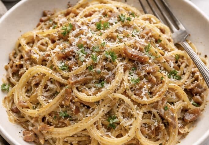 Maku on kaikkea muuta kuin arkinen - sipulipastasta tulee perheesi suosikki Maku on kaikkea muuta kuin arkinen – sipulipastasta tulee perheesi suosikki