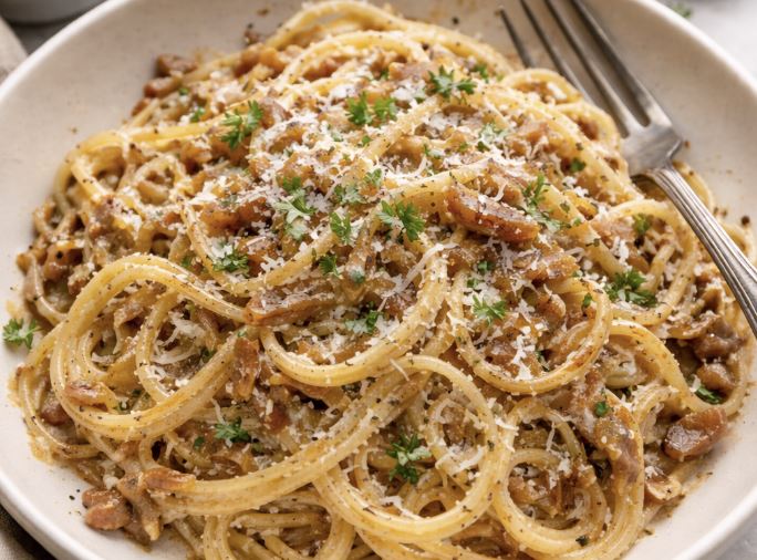 Maku on kaikkea muuta kuin arkinen – sipulipastasta tulee perheesi suosikki