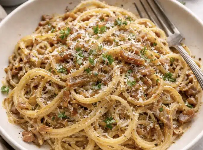 Maku on kaikkea muuta kuin arkinen – sipulipastasta tulee perheesi suosikki