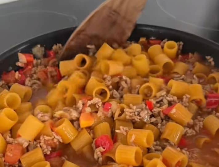 Yhden pannun pasta – resepti, joka pelastaa kiireisen arkipäivän