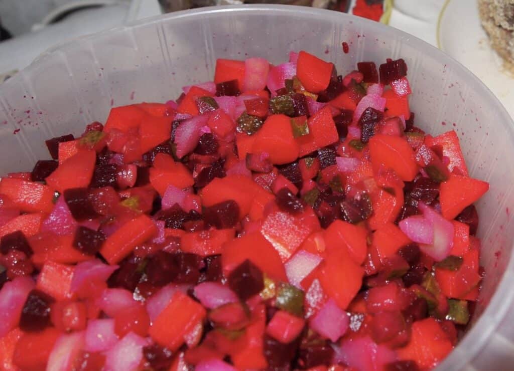 Rosollista tulee niin hyvää, kun punajuuret kypsentää keittämisen sijasta näin Rosollista tulee niin hyvää, kun punajuuret kypsentää keittämisen sijasta näin