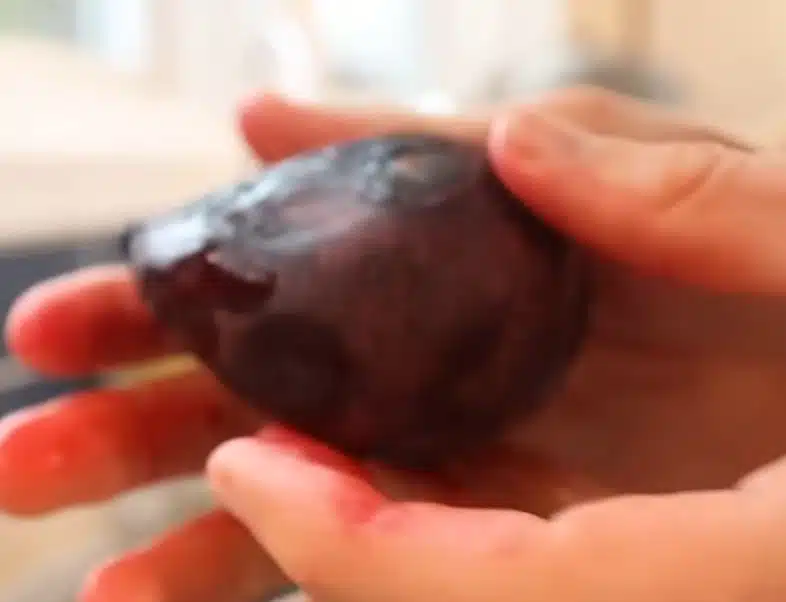 Punajuuren kuoriminen aiheuttaa monille tuskaa – simppeli sormikikka auttaa