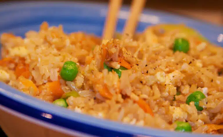 Paistettu riisi, joka oikeasti maistuu hyvältä – tässä resepti