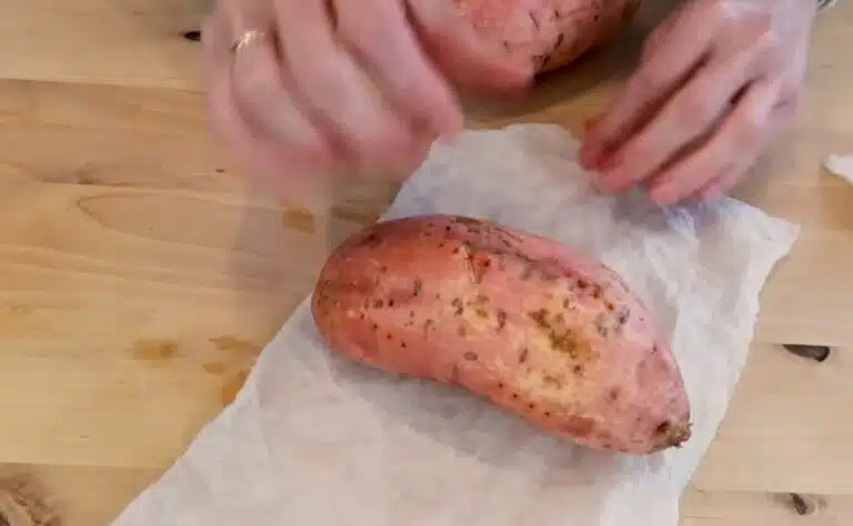 Yksi talouspaperi riittää: bataatti kypsäksi minuuteissa