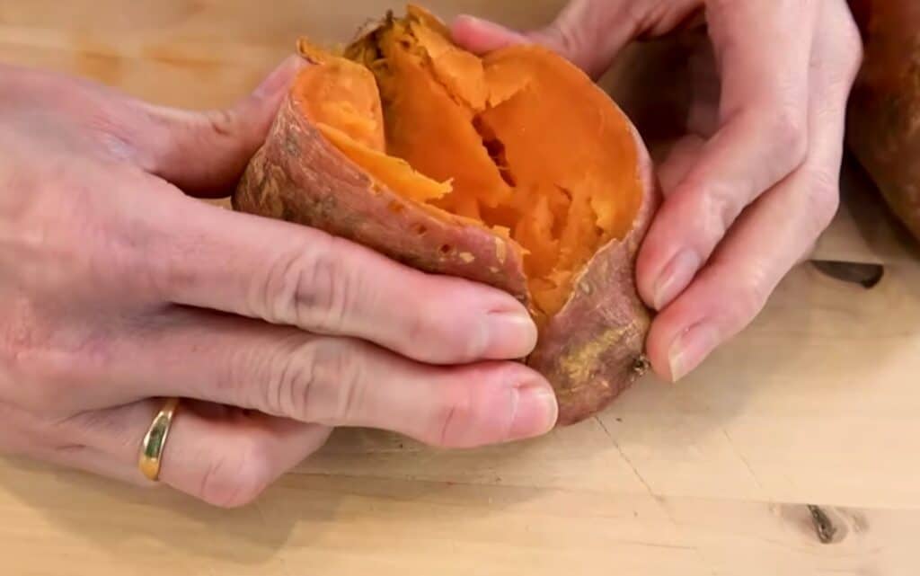 Mikrossa kypsennetty bataatti on pehmeä ja sisältä kostea