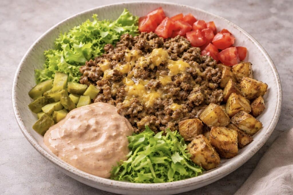 Helppo burgerbowl - nerokas tapa nauttia hampurilaisen mausta Burgerbowl kastikkeen kera