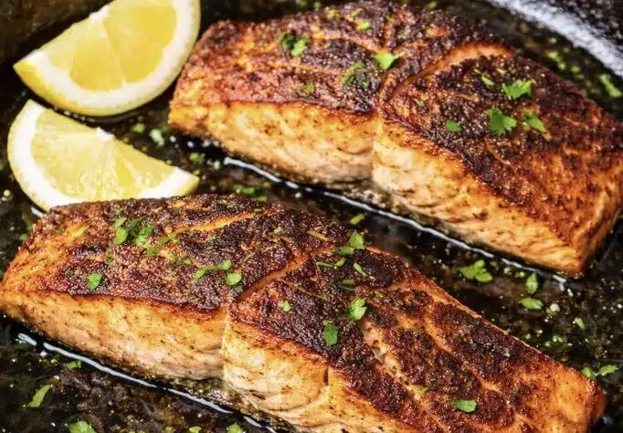 Mustaksi paistettu lohi ei kuulosta herkulta – totuus on kuitenkin päinvastainen