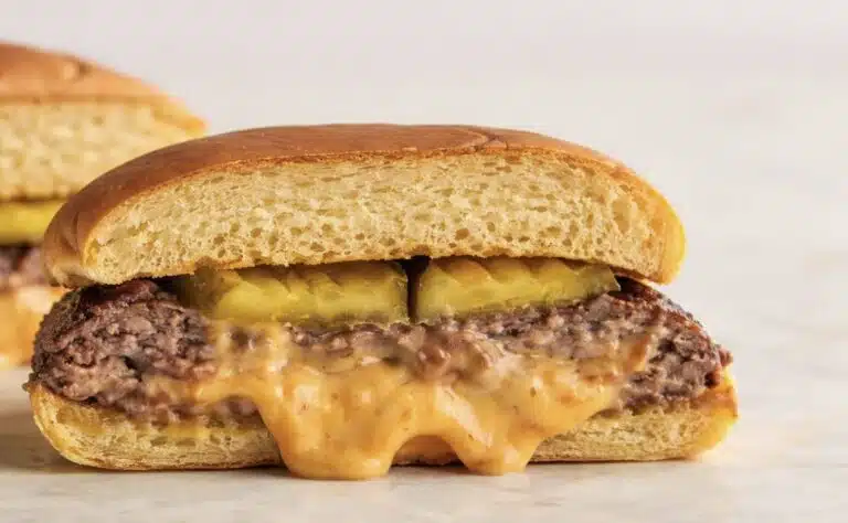 Mehevin juustohampurilainen syntyy, kun pihvin valmistaa pienellä jujulla