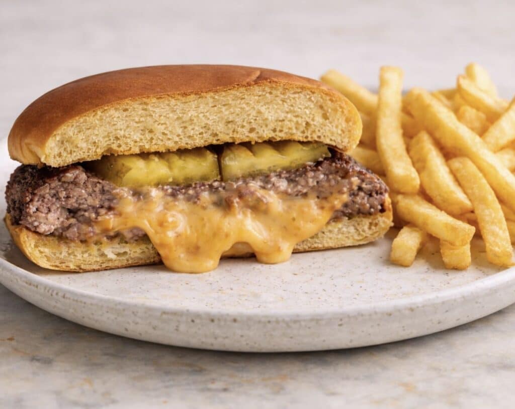 Sulanut cheddar valuu hampurilaispihvin keskeltä