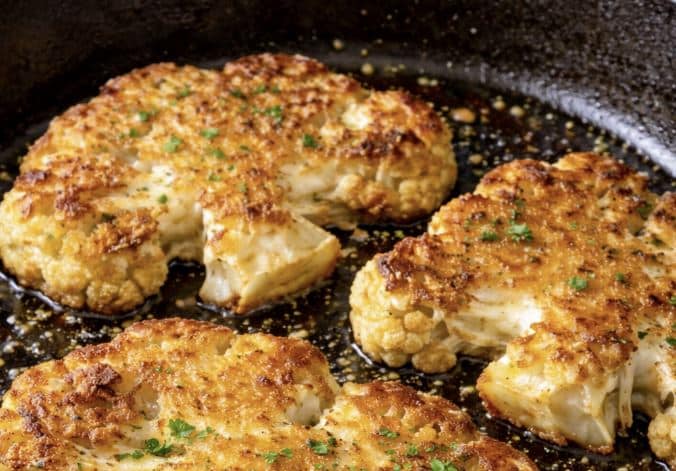 Maailman paras tapa kypsentää kukkakaali - kun maistat, ymmärrät miksi Kukkakaalipihvit paistuvat rapeiksi pannulla.