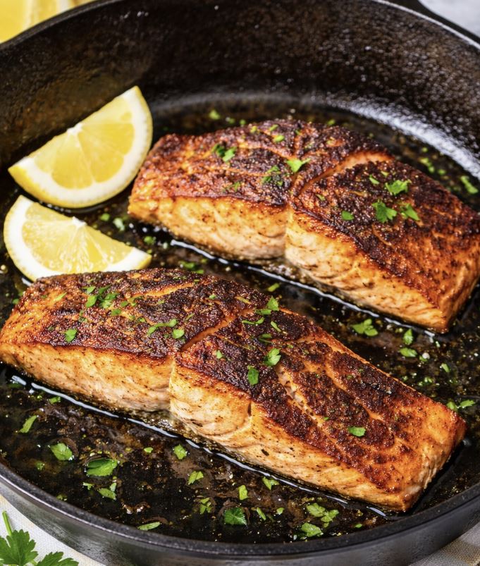 Lohi paistetaan pannulla lähes mustaksi.