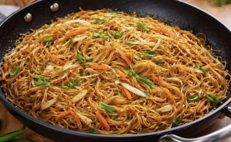 Paistetut nuudelit – ravintolatasoista ruokaa 15 minuutissa Paistetut nuudelit – ravintolatasoista ruokaa 15 minuutissa