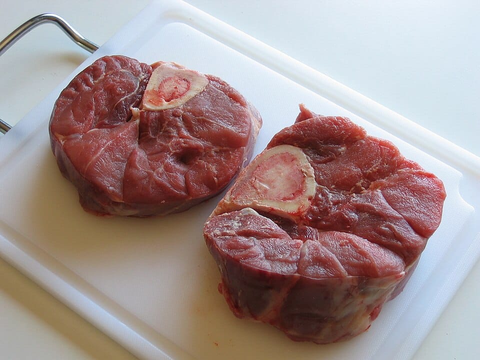 Jos jaksat tehdä tämän niin pataruoat maistuvat niin paljon paremmilta Osso Buccoa käytetään perinteisesti pataruoissa.