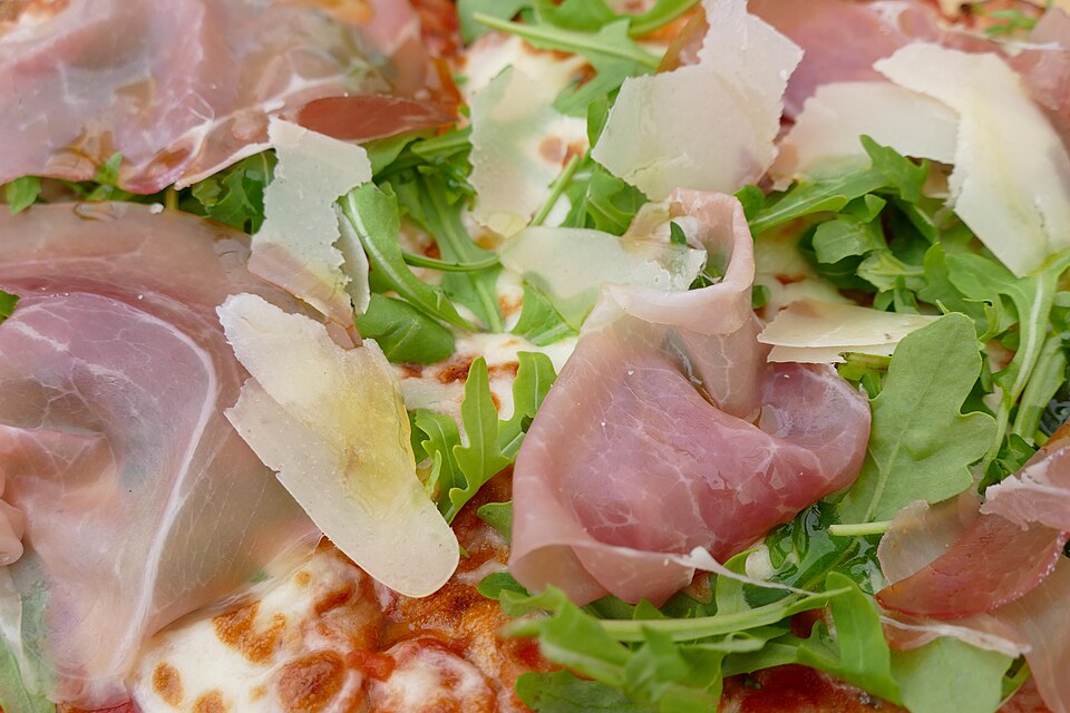 Korvasin pizzan tällä herkulla - näin valmistat pinsan kotona Pinsan päälle lisätään usein rukolaa.