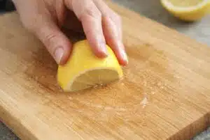 Hiero leikkuulautaa sitruunalla – ratkaiset yleisen pulman
