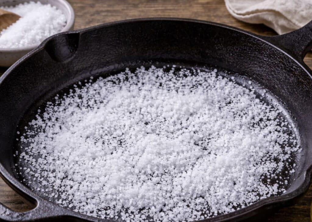 Suolaa valurautapannulla