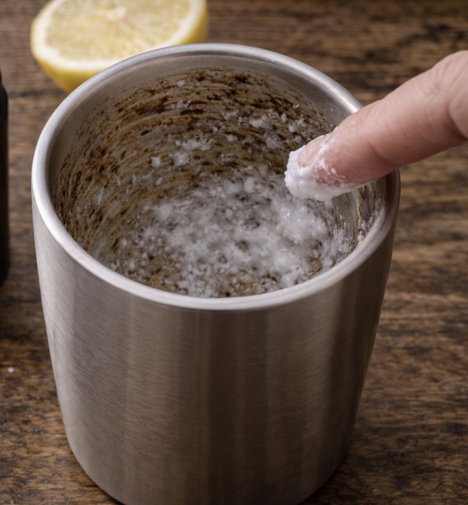 Kahvikuppiin pinttyneen lian saa pois yhdellä aineella Termosmukia ruokasoodalla