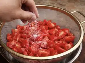 Tällä 15 minuutin kikalla tomaatista tulee paremman makuinen