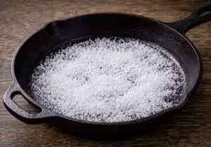 Vanhanajan niksi valurautapannun puhdistukseen – tarvitset vain suolaa Vanhanajan niksi valurautapannun puhdistukseen – tarvitset vain suolaa