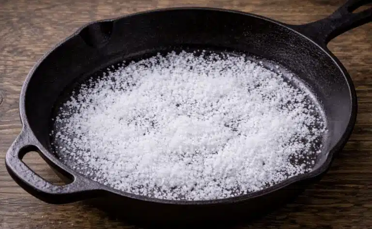 Vanhanajan niksi valurautapannun puhdistukseen – tarvitset vain suolaa Vanhanajan niksi valurautapannun puhdistukseen – tarvitset vain suolaa