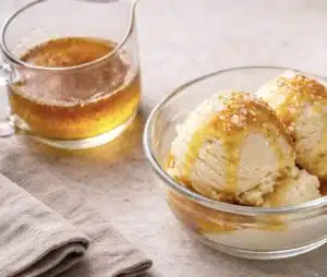 Uskomaton yhdistelmä: ruskistettu voi jäätelön päällä