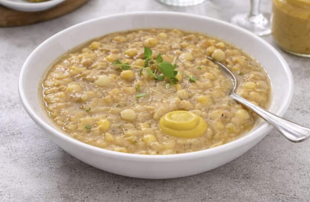 Hernekeittoa lautasella