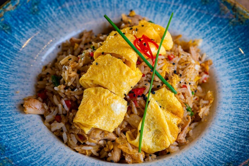 Paistettu riisi, joka oikeasti maistuu hyvältä - tässä resepti Paistettu riisi ja munakas