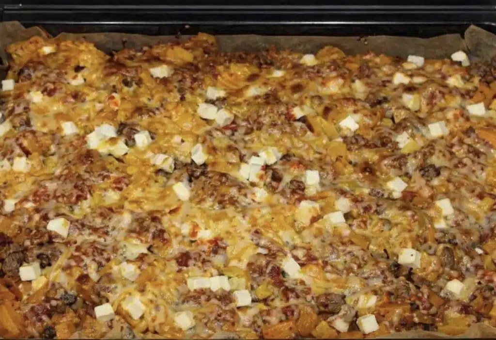 Leikkaa bataatit ja lado ne pellille – tämän jälkeen lisätään vain täytteet