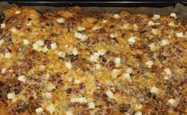 Leikkaa bataatit ja lado ne pellille – tämän jälkeen lisätään vain täytteet