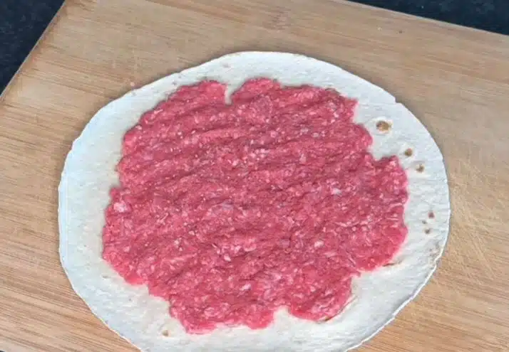 Burgeri-tortilla on syntisen hyvää – painele jauheliha lätyn päälle ja paista Burgeri-tortilla on syntisen hyvää – painele jauheliha lätyn päälle ja paista