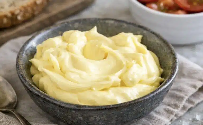 Paras kotitekoinen majoneesi – muuttaa hampurilaisen gourmeeksi Paras kotitekoinen majoneesi – muuttaa hampurilaisen gourmeeksi