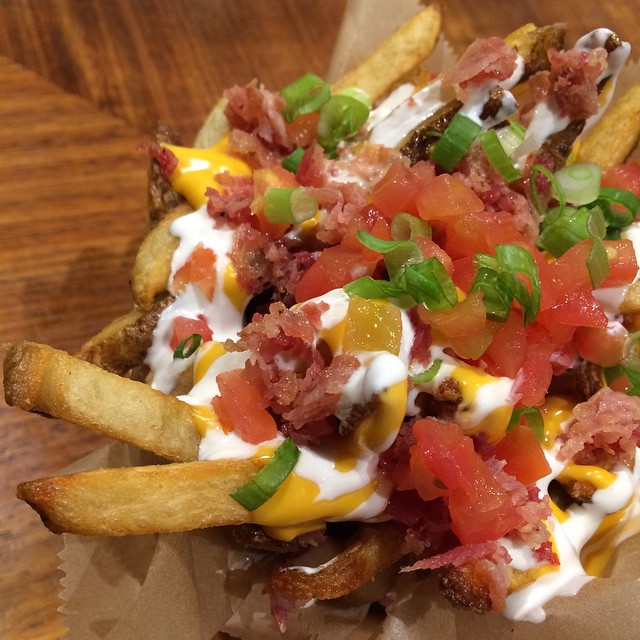 Ladatut perunat: helppoa, halpaa ja törkeän hyvää Loaded potatoes ranskalaisista