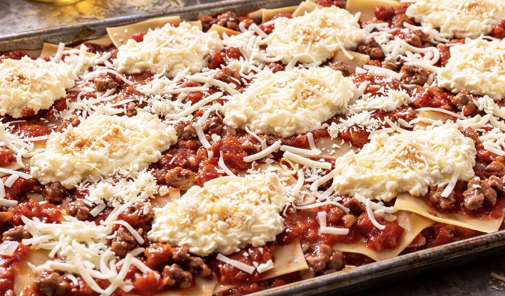 3 syytä, miksi valmistan perinteisen lasagnen sijasta peltilasagnea Peltilasagne ennen uunia