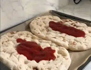 Taivaallinen pinsa – heitä valmislätty pellille ja lisää nämä täytteet