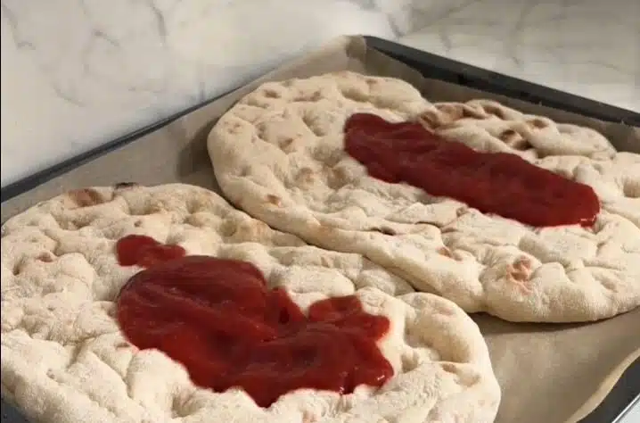 Taivaallinen pinsa – heitä valmislätty pellille ja lisää nämä täytteet