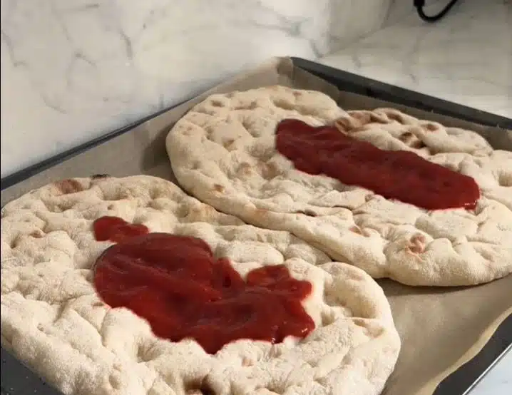 Taivaallinen pinsa – heitä valmislätty pellille ja lisää nämä täytteet