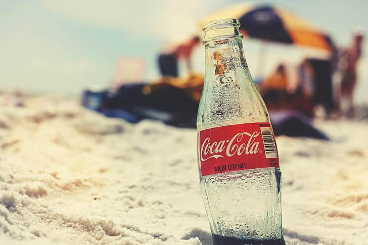 Tämän vuoksi Coca-Cola maistuu paremmalta lasipullossa Coca Cola hiekkarannalla