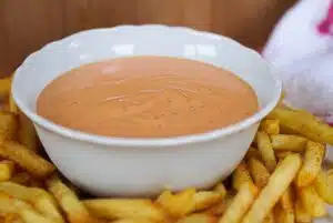 Olen aivan koukussa! Tämä kastike valmistuu 3 aineksesta alle minuutissa Olen aivan koukussa! Tämä kastike valmistuu 3 aineksesta alle minuutissa