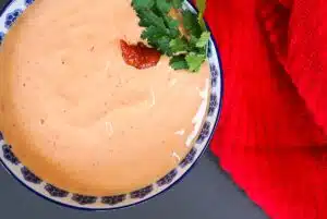 Tämä kastike on niin hyvää, että haluat lusikoida sitä suoraan suuhun Tämä kastike on niin hyvää, että haluat lusikoida sitä suoraan suuhun